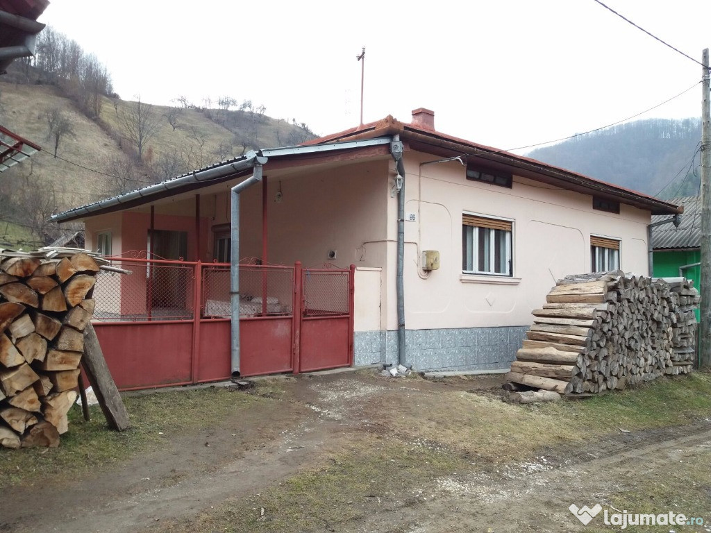 Casa Rusca Montana Central cu teren 1,5 ha