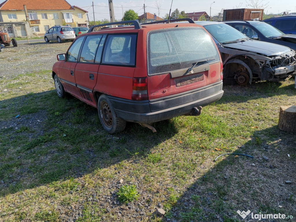 Dezmembrez Opel astra f