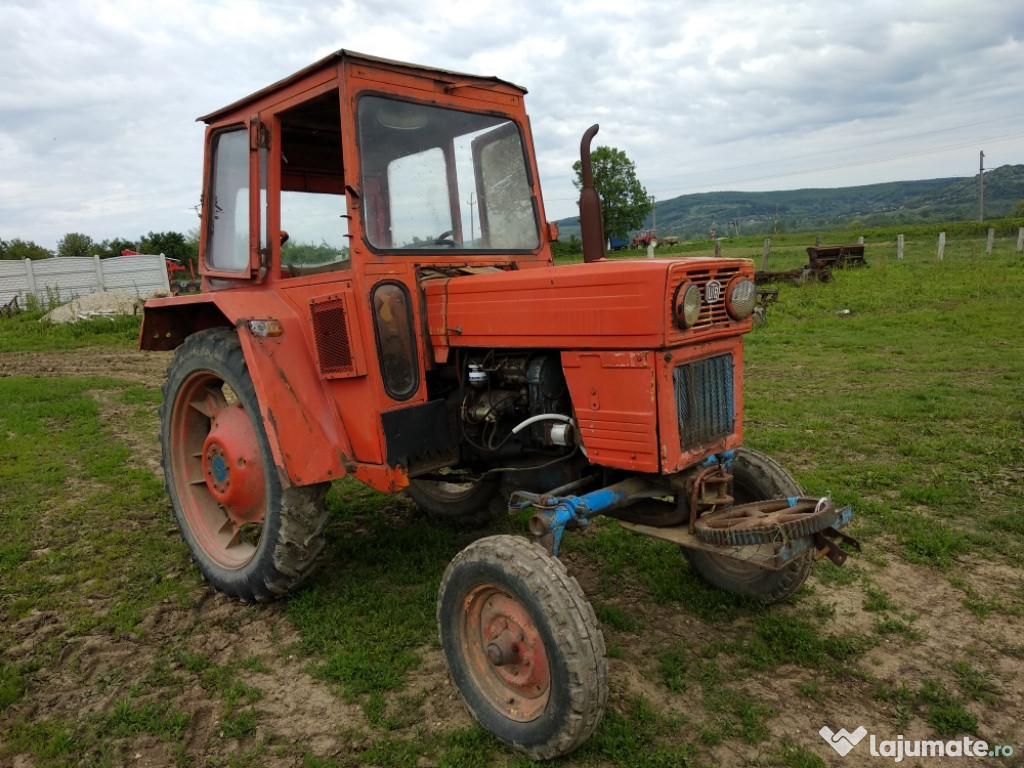 Universal 445 cu cabină