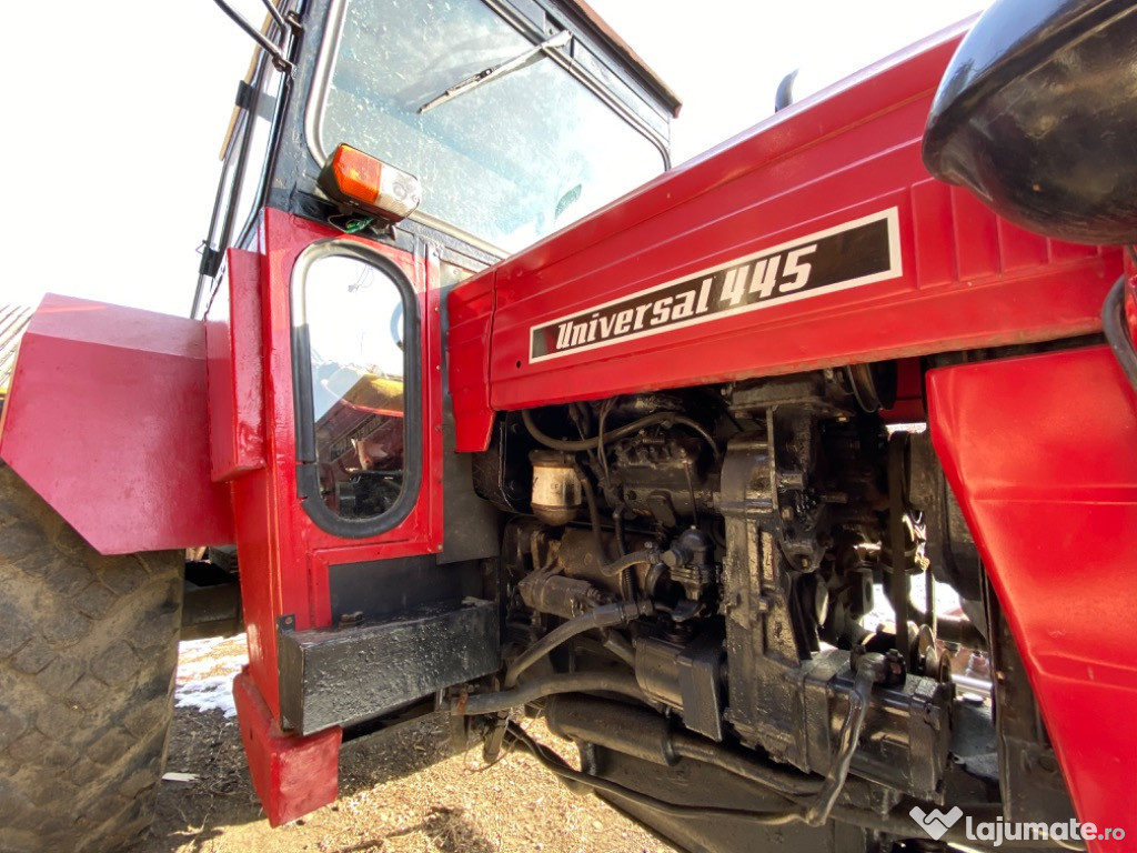 Tractor retras de la curse isi cauta fermier