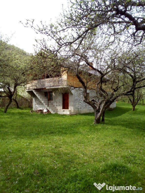 Casă de vacanță și teren (26000 mp)