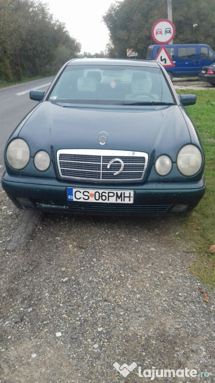 Mașină Mercedes