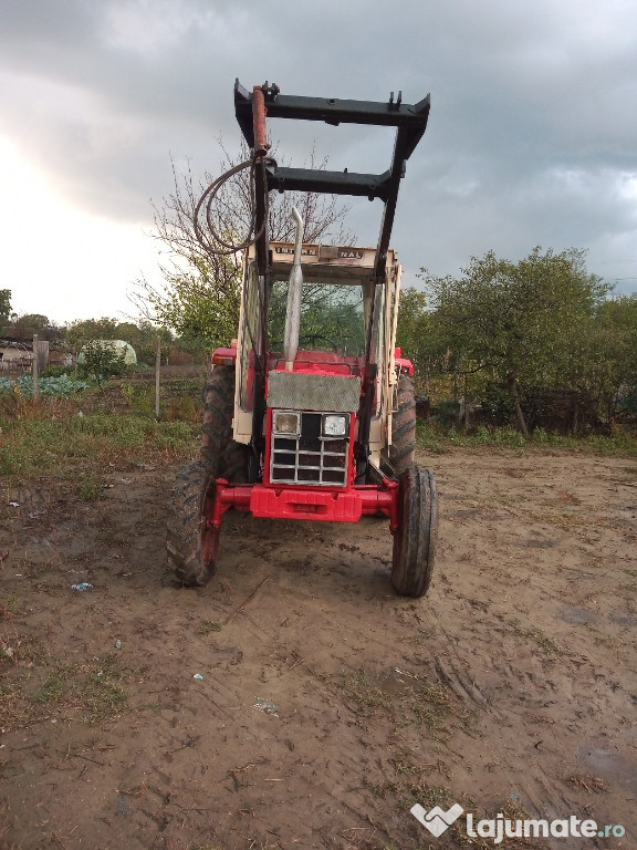 Tractor International 744 cu încărcător frontal