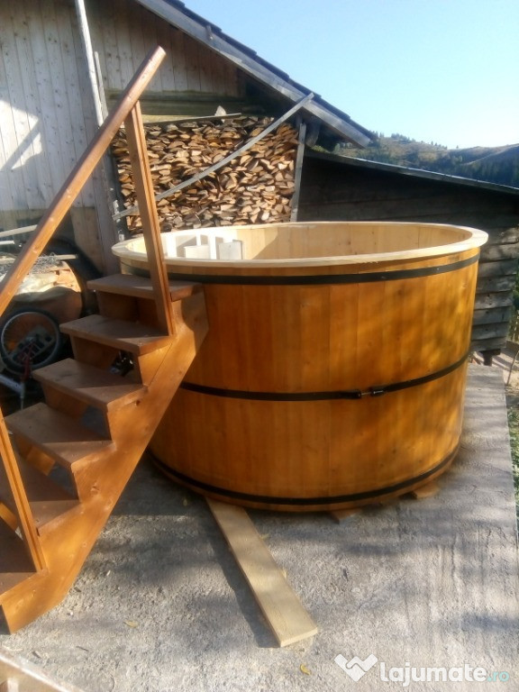 Ciubăr din lemn pentru baie în aer liber