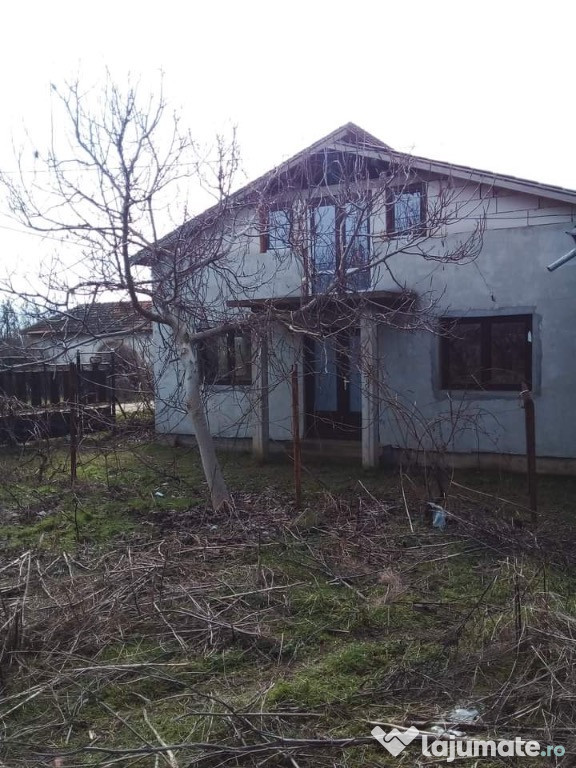 Casa 219 mp + mansarda sus in castranova (25km de craiova)
