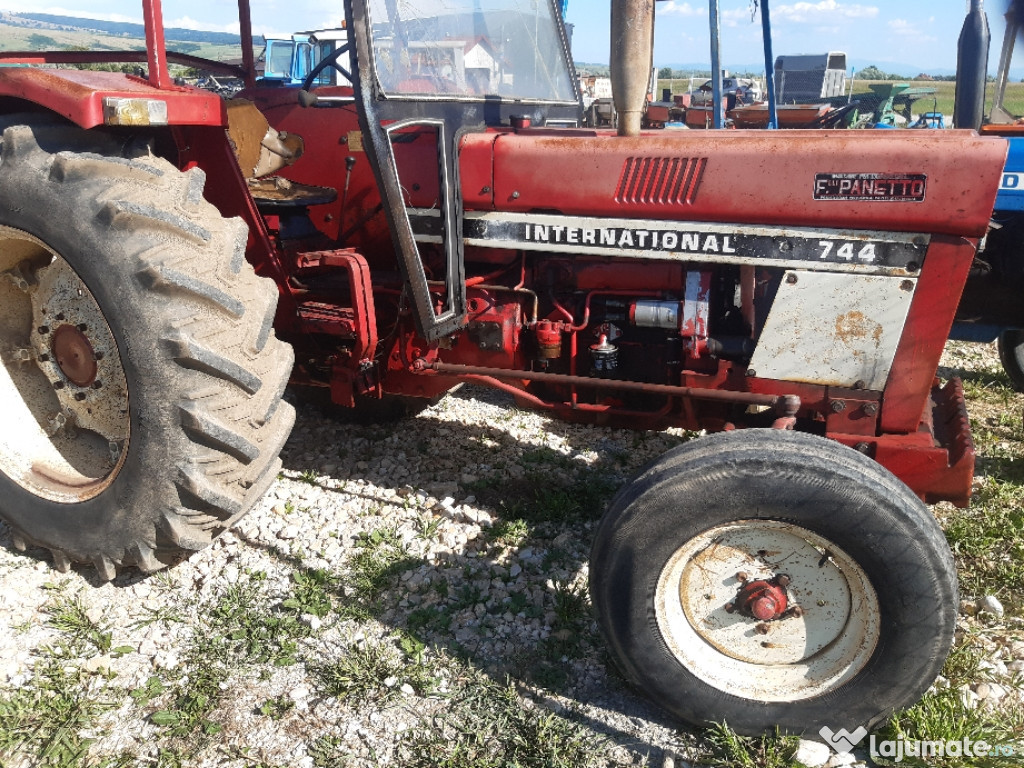 Tractor international 744