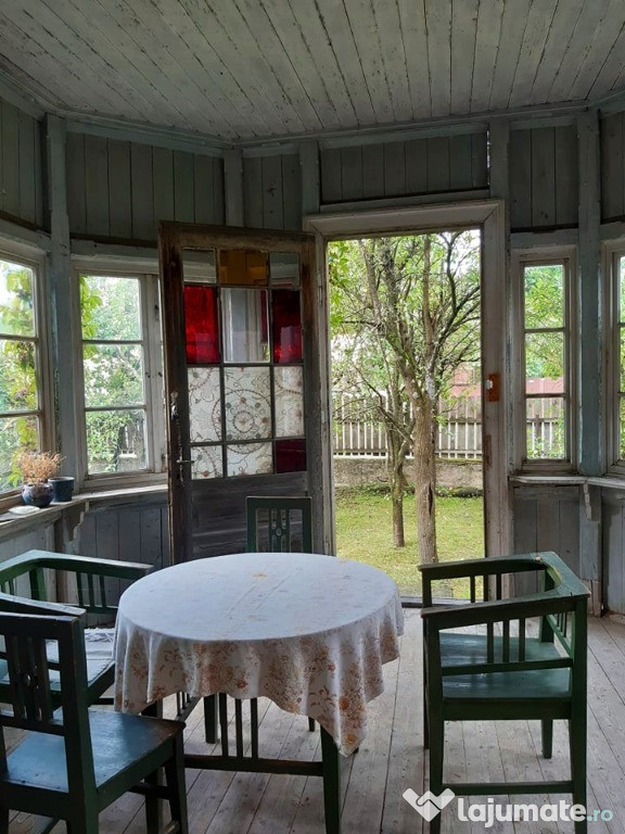 Casă la țară cu verandă în Călățele