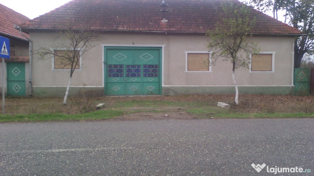 Proprietar , casa solida la strada principala