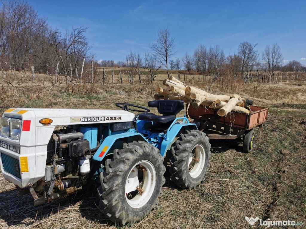 Tractor articulat 4x4 cu accesorii