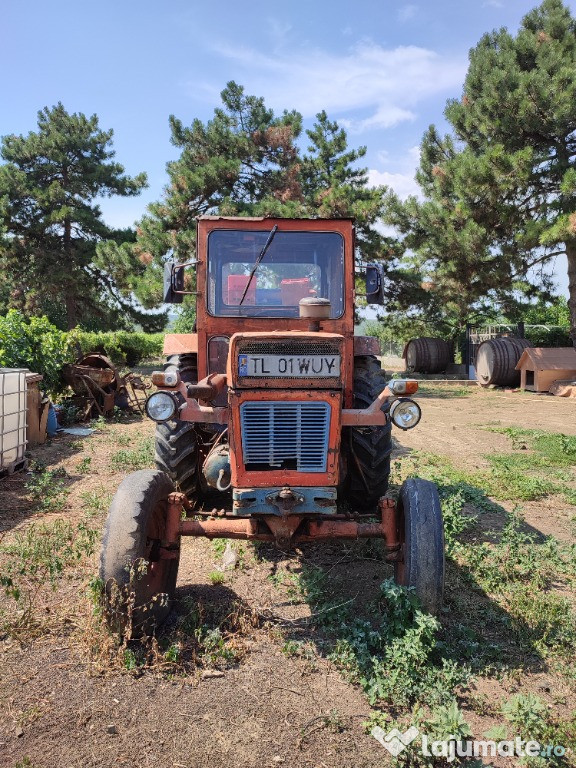 Tractor U 650, remorcă, 2 bene, plug, disc