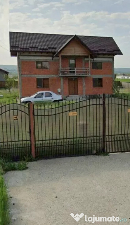 Casa P+1+M Piscani cu acces in DN73