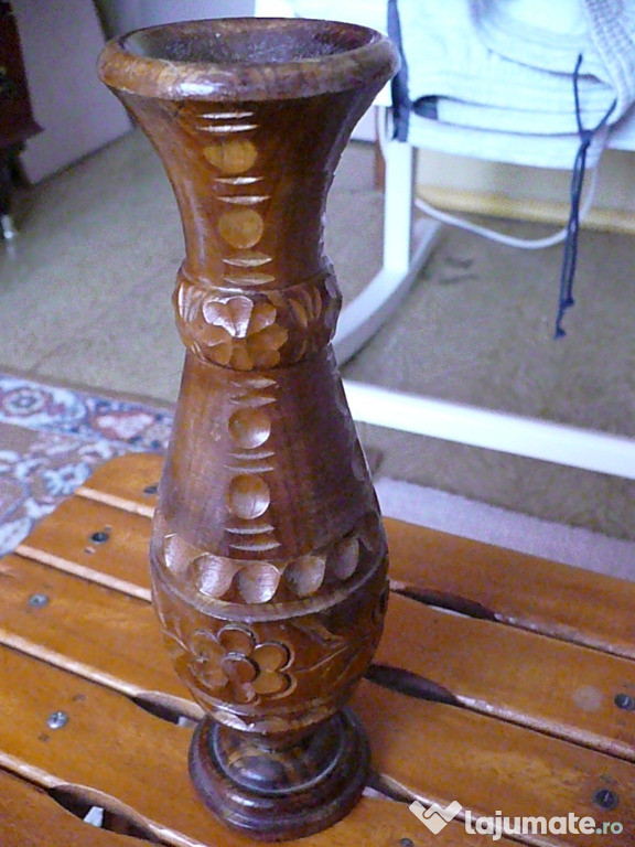 Vaza din lemn sculptat