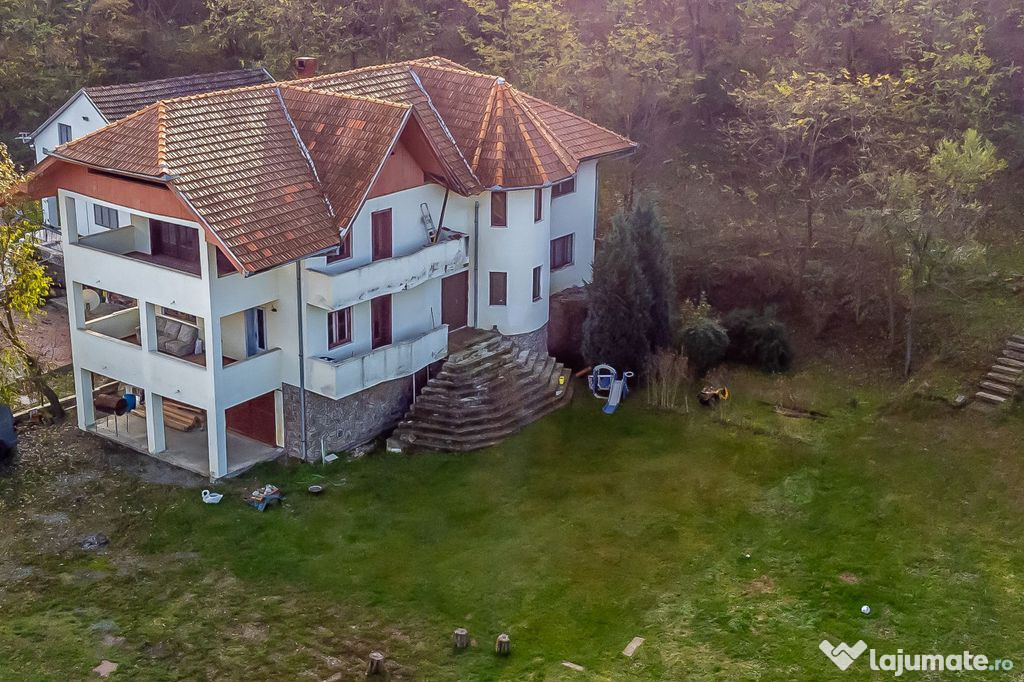 Casă de vacanță cu teren generos în localitatea Miniș