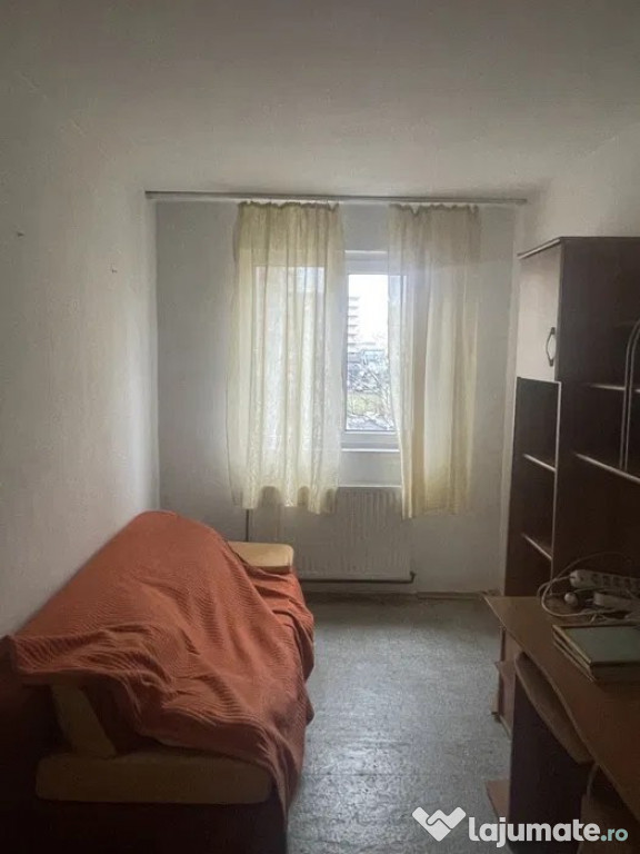 Apartament 3 camere semidecomandat - zona Astra