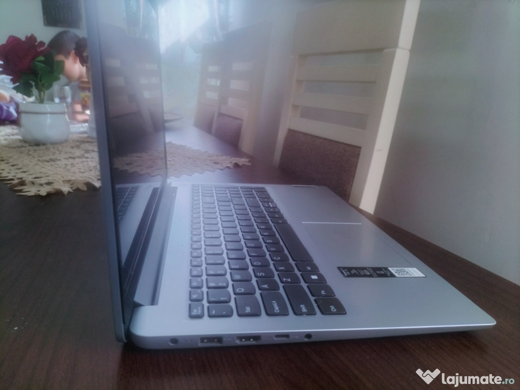 Vând Laptop ???? Lenovo Ultra slim procesor