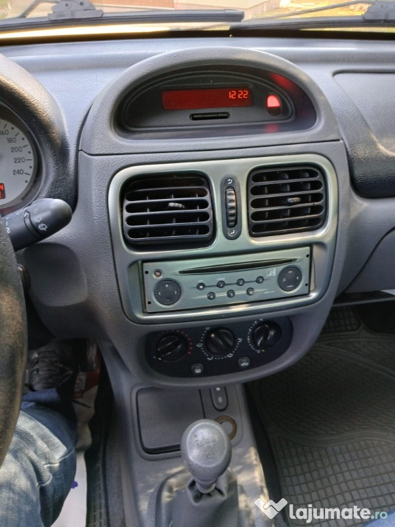 Renault Clio model 2001