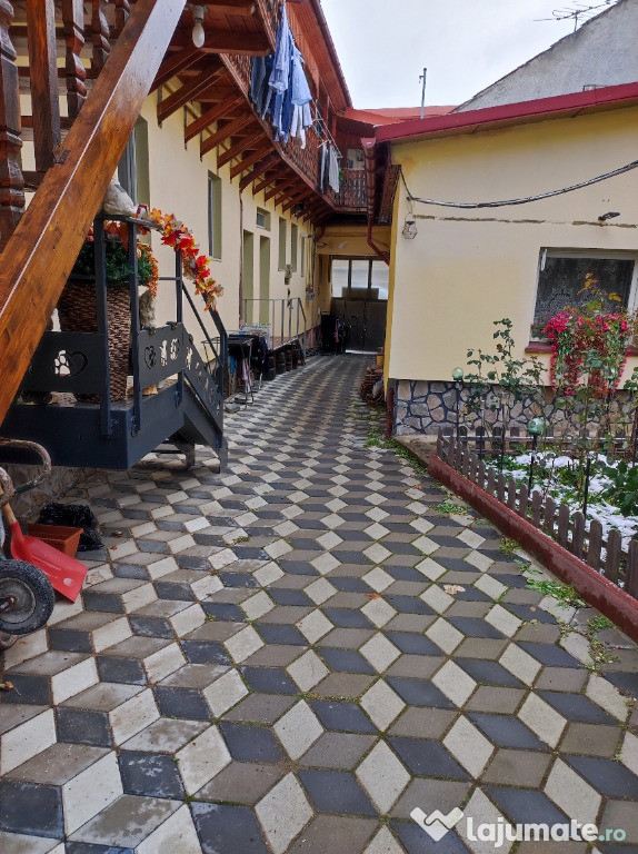 Garsoniera de inchiriat la curte in Brasov