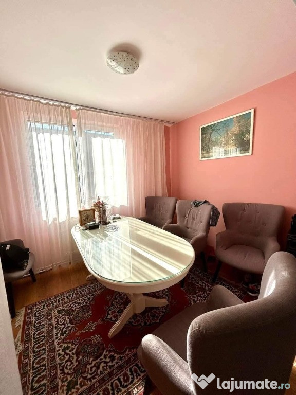 De vânzare apartament cu 3 camere, decomandat