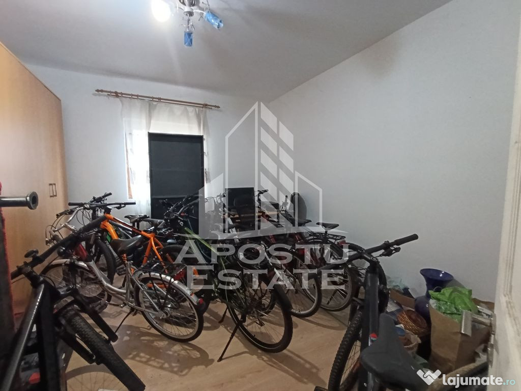 Casa la curte comuna, necesita renovare, situata in zona ...