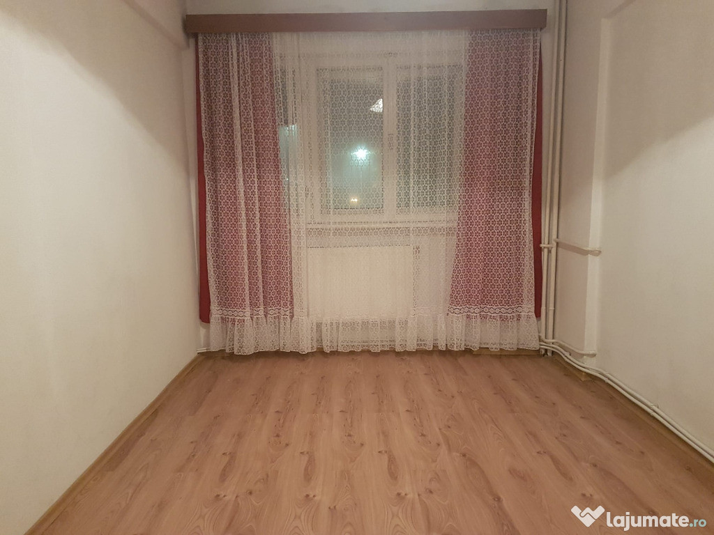 Apartament trei camere, nemobilat, etaj 2, CT, gresie, 9 Mai