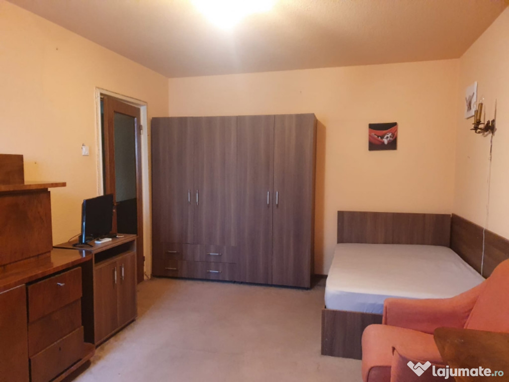 Închiriez cameră în apartament cu trei camere