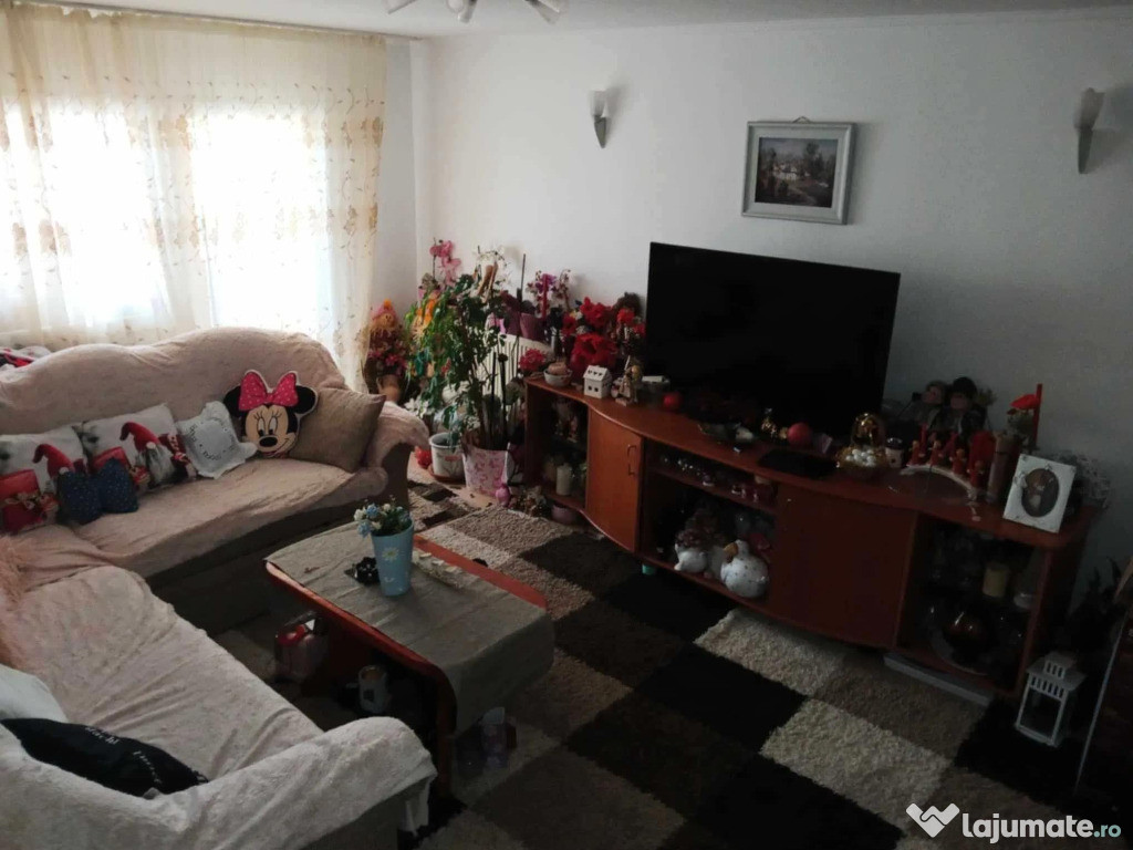 Apartament cu 4 camere, decomandat - zona Tractorul