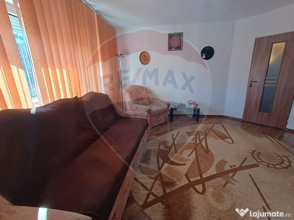 Apartament cu 2 camere decomandat zona 300