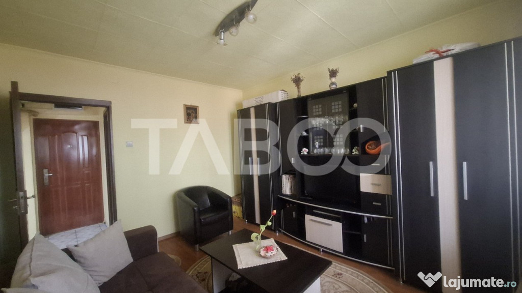 Apartament 3 camere de vanzare decomandat 50 mp zona Vasile