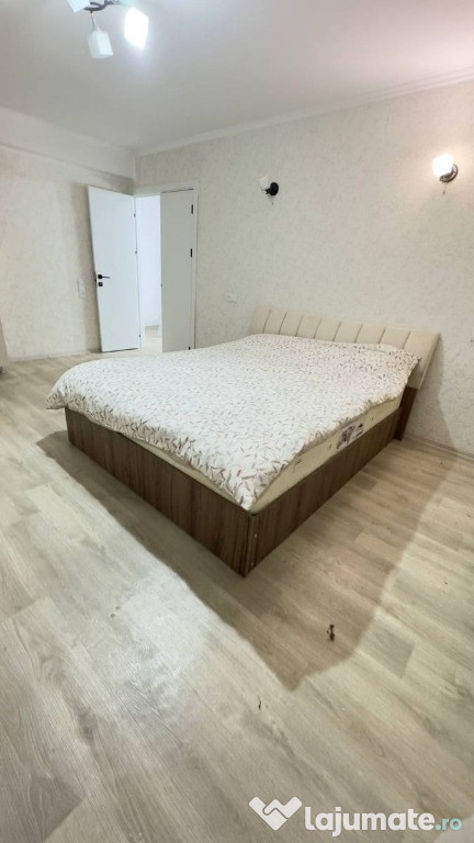 Apartament cu 3 camedre de vanzare Vlahuta