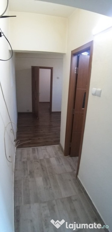Vând apartament 3 camere,zona 100,et 4/4