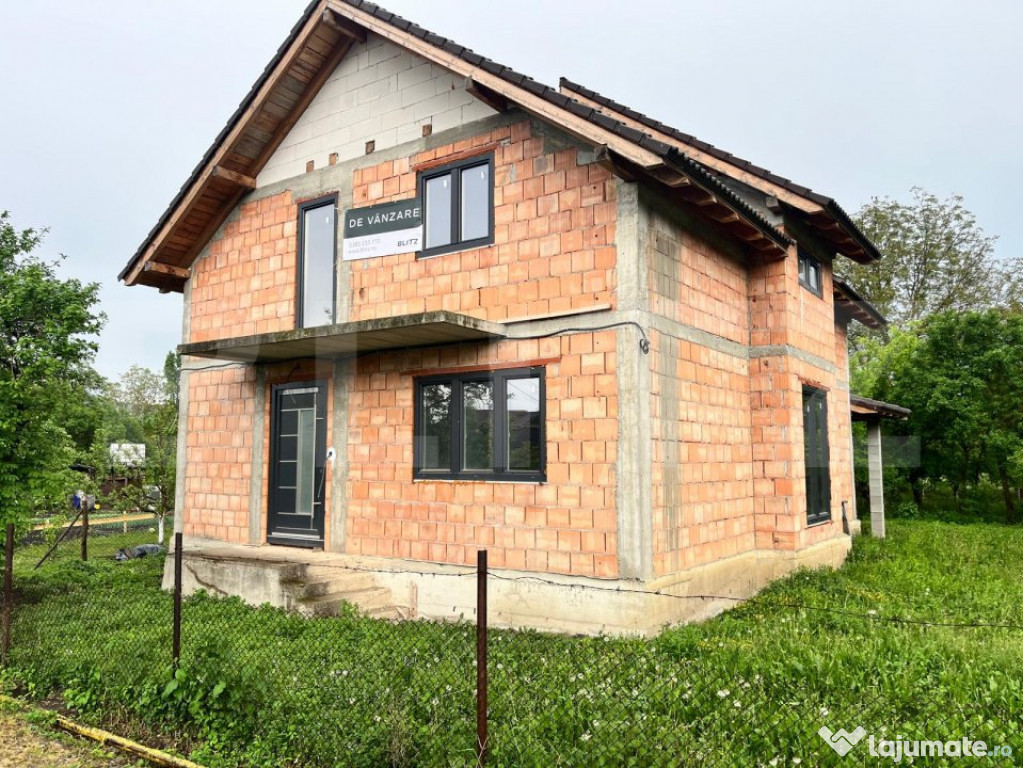 Casa individuala spatioasa, cu 10 ari teren