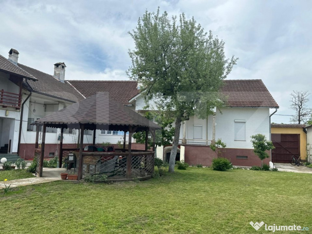 Casa in stil conac boieresc, cu 8 camere, 273 mp, comuna Cin