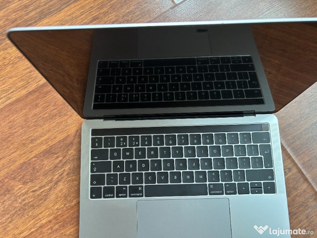 Macbook pro i5 8gb RAM, 256 gb SSD, touch bar