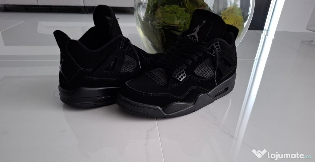 Vând Jordan 4 black cat.