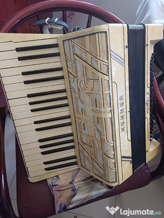 Vând acordeon Hohner 80