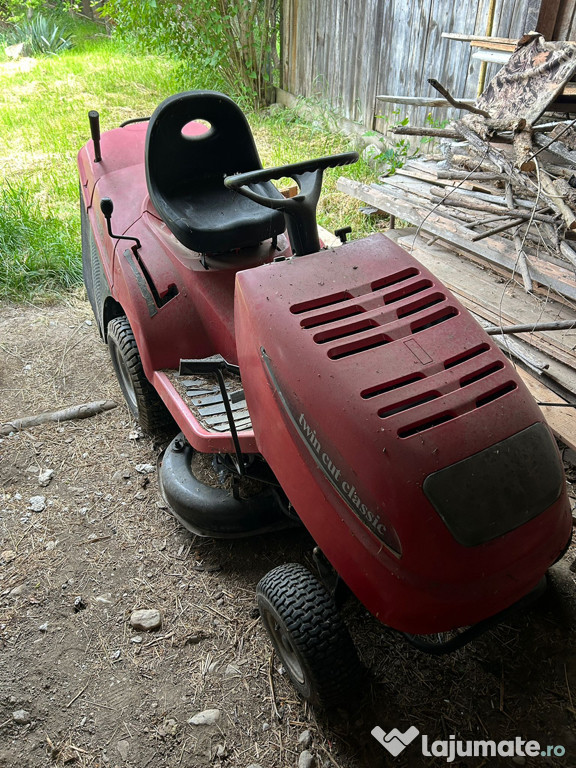Tractor tăiat iarba