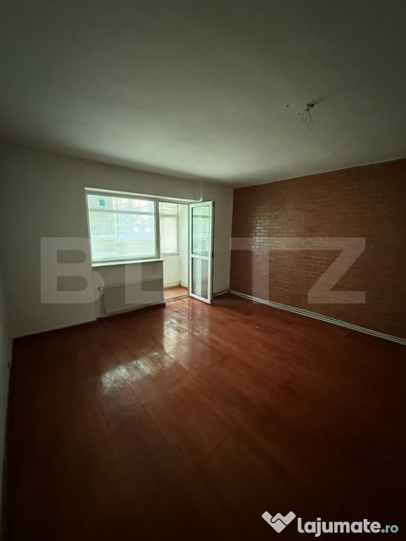 Apartament cu 3 camere, decomandat, zona George Enescu