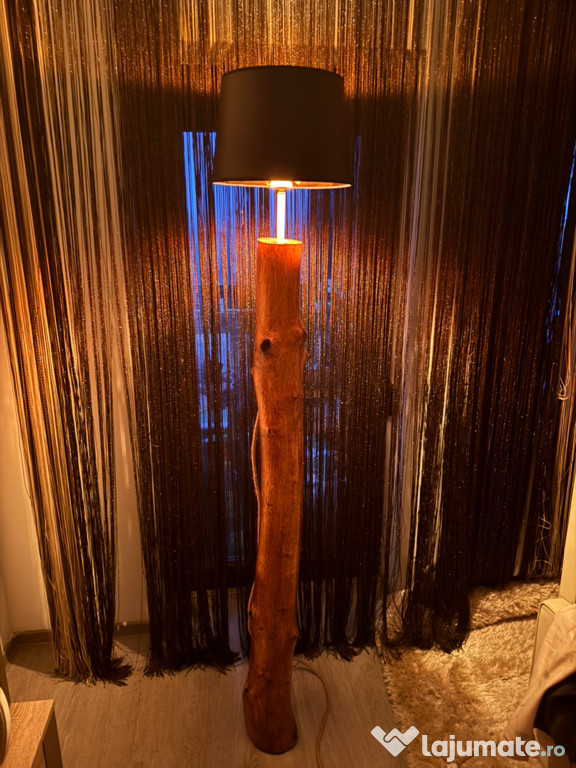 Lampadar din lemn de nuc