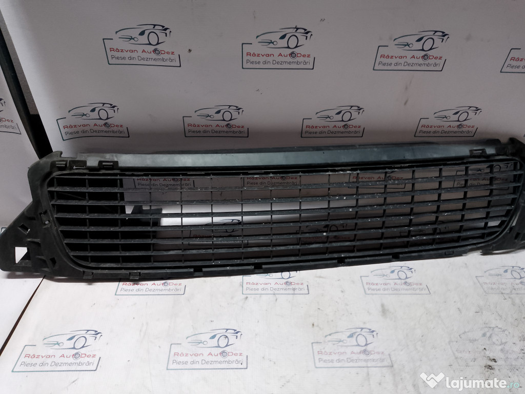 Grila bara fata Dacia Duster 2013