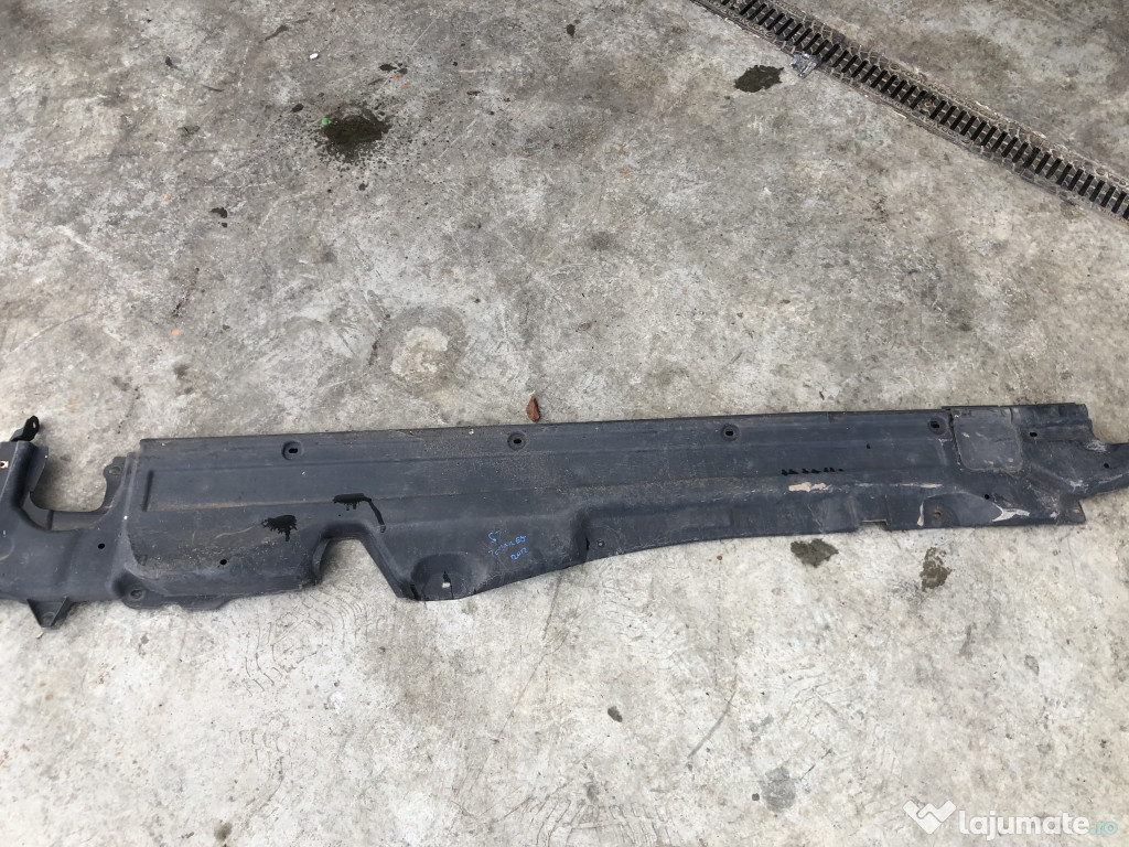 Scut lateral stanga Volkswagen Touareg 2012