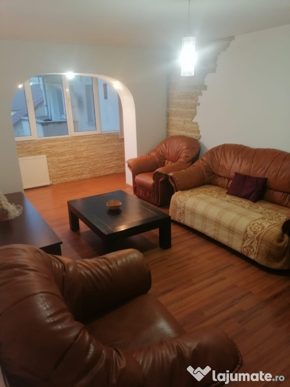 Persoana fizica închiriez apartament. cu 4 camere+ loc de parcare