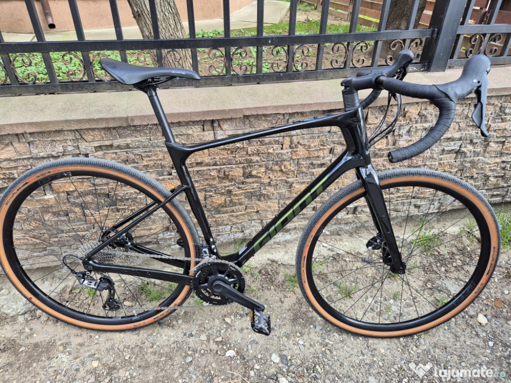 Bicicleta carbon Gravel Giant