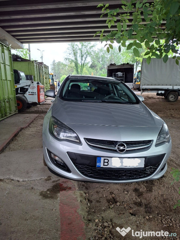 Vând Opel Astra J, an fabricaţie 2015.