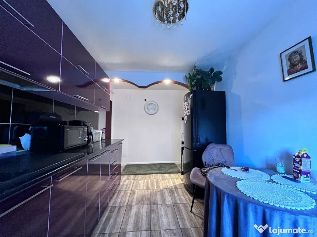 Apartament 3 camere de vanzare zona KM 4-5