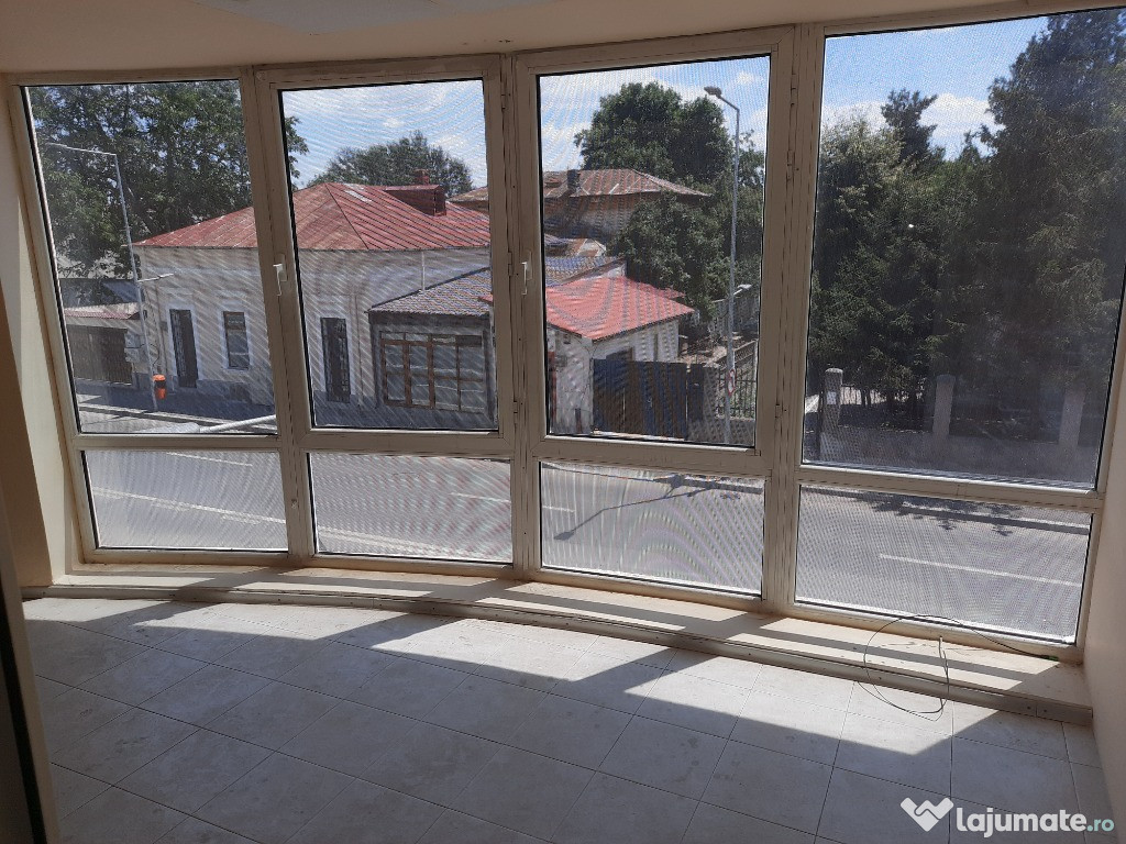 Oferim spre inchiriere spatiu comercial/birouri vis a vis de Scoala 25