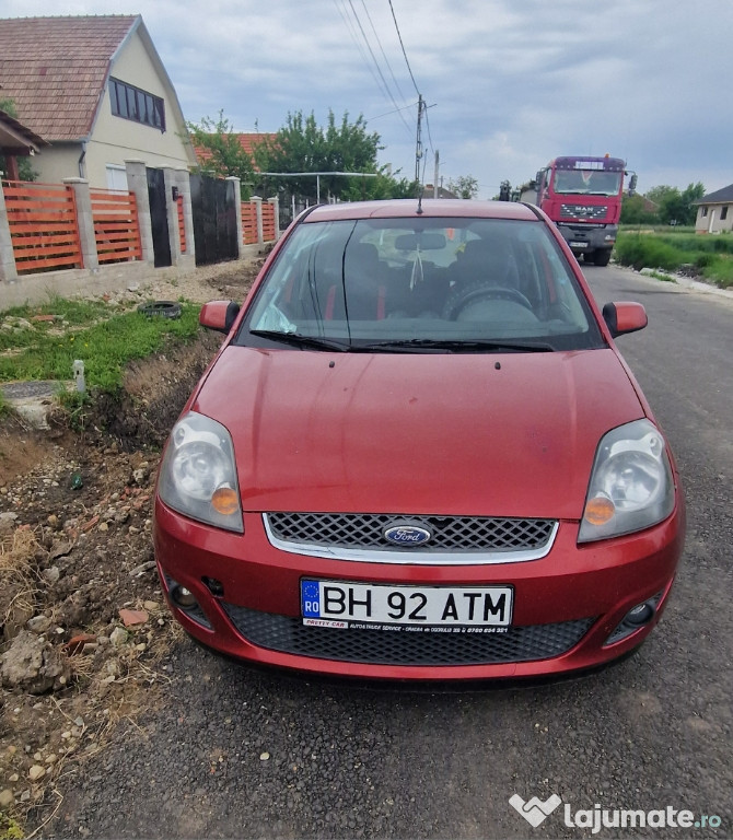 Vând Ford fiesta