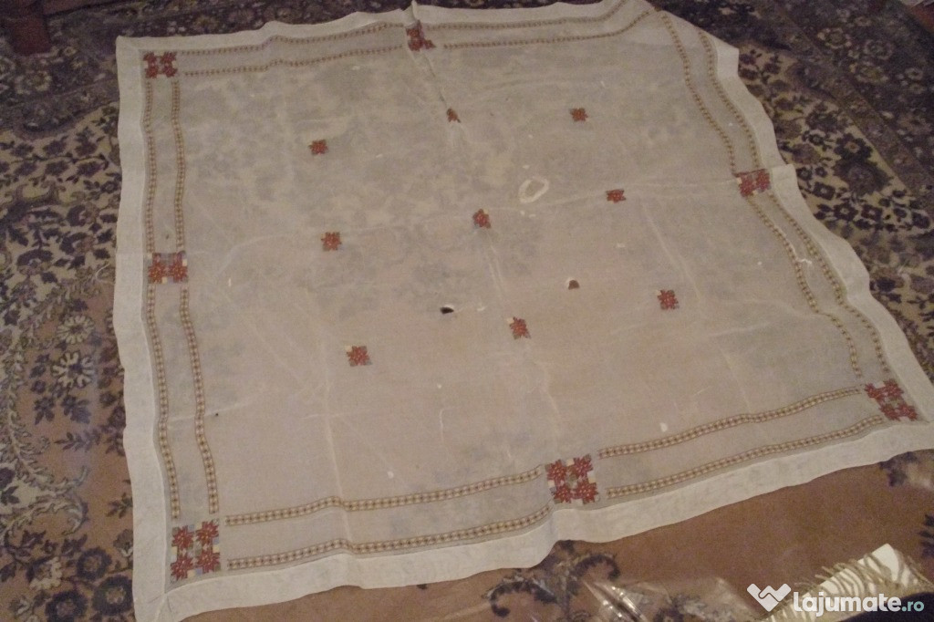 Perdea , fata de masa , mileu