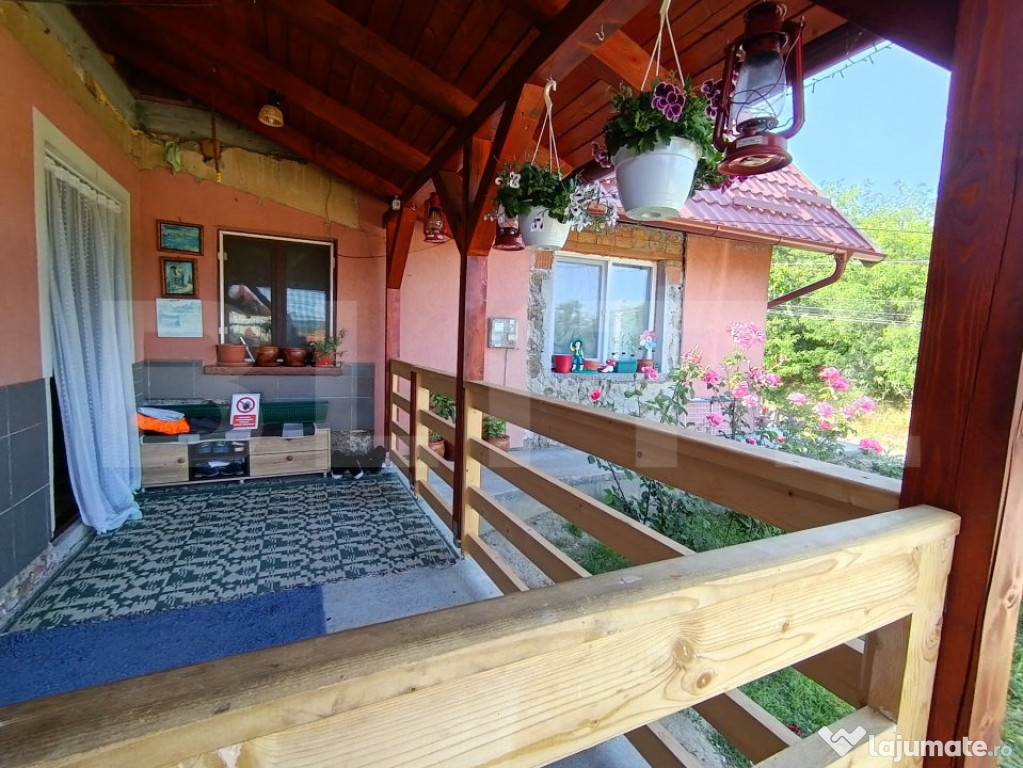 Casa 2 camere în suprafață 82 mp și 327 mp teren, mobil