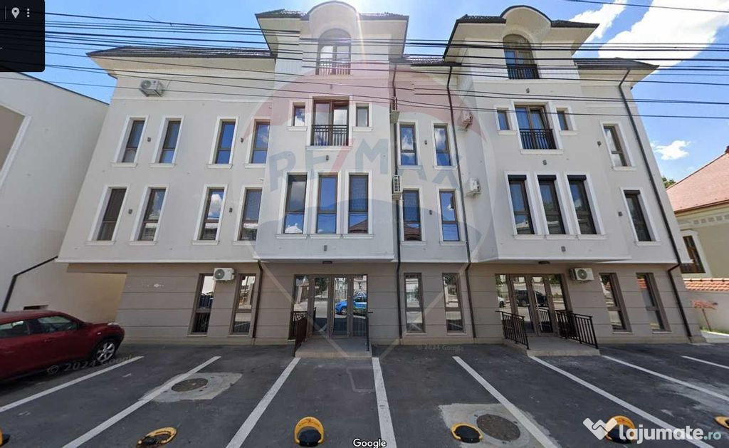 Apartament cu 3 camere de închiriat în zona Central