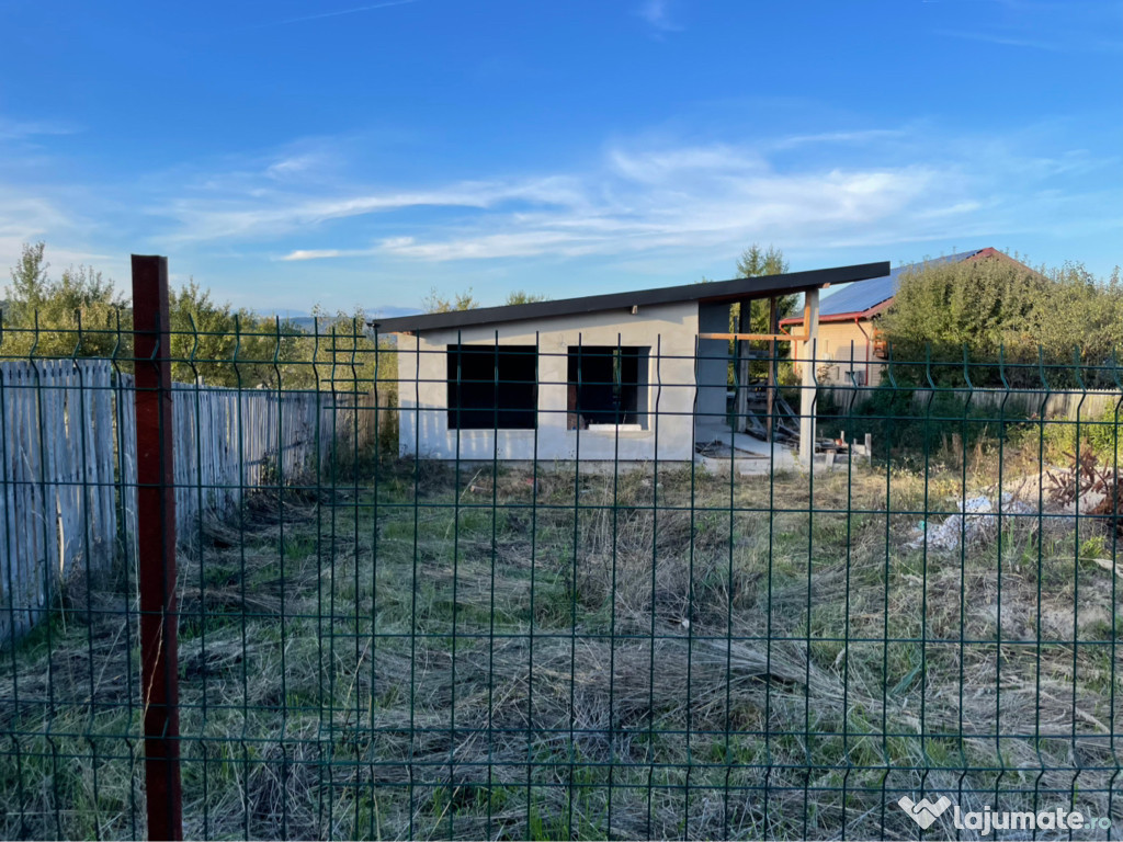 Casa de vanzare la rosu sau la cheie